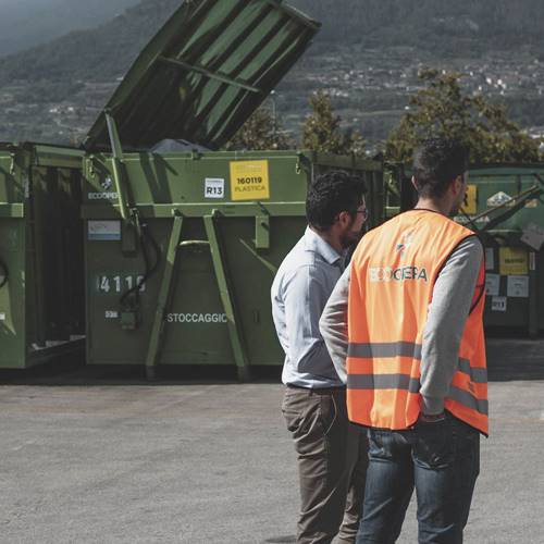Container per lo smaltimento rifiuti e addetti Ecoopera