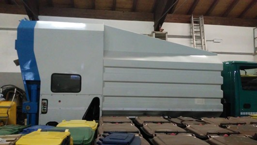 Oltre la raccolta: in Ecoopera arriva la macchina lava-cassonetti, un nuovo servizio per un territorio sempre pulito